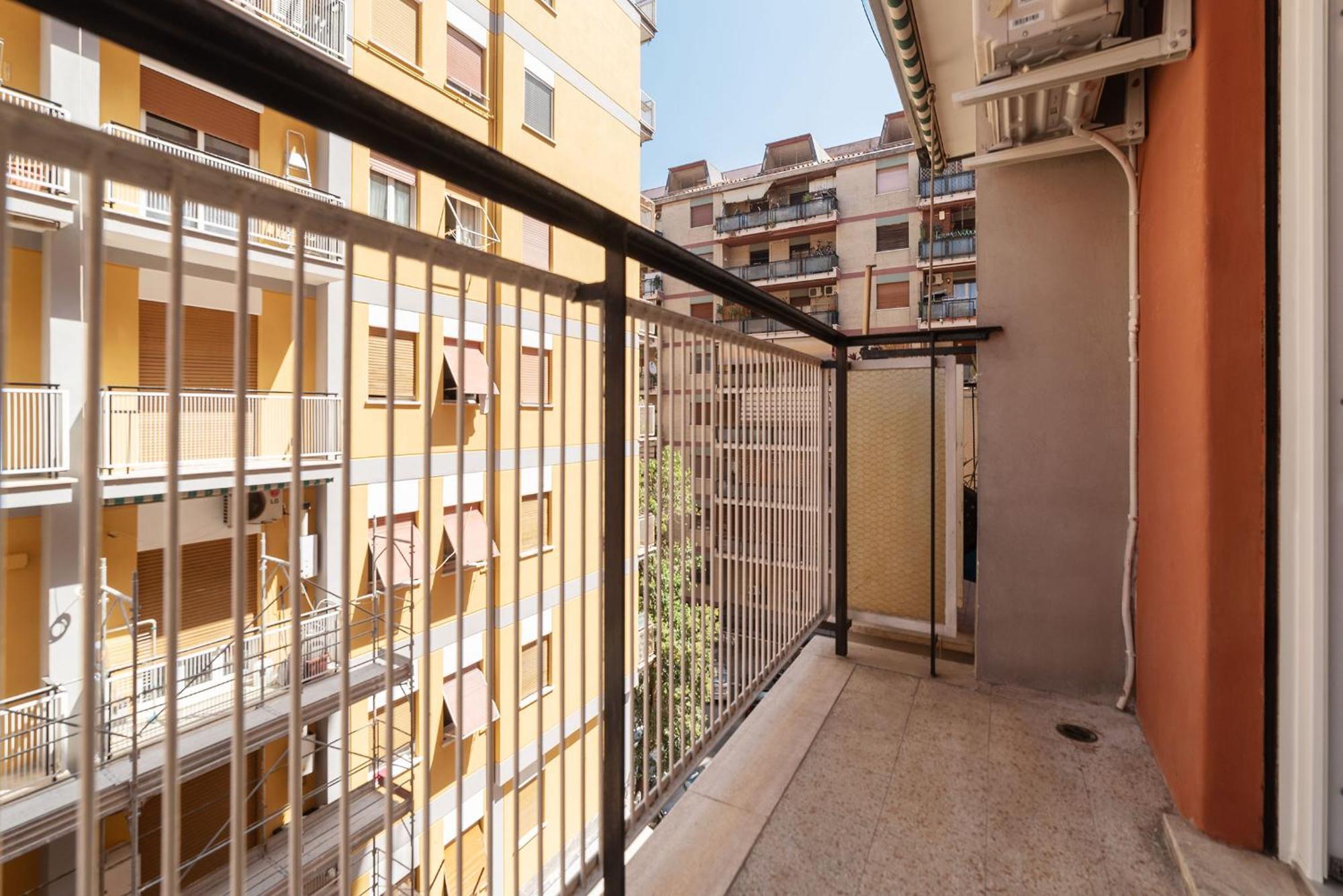 Апартаменты Joivy Delightful 3-Bed Flat With Balcony Рим Экстерьер фото