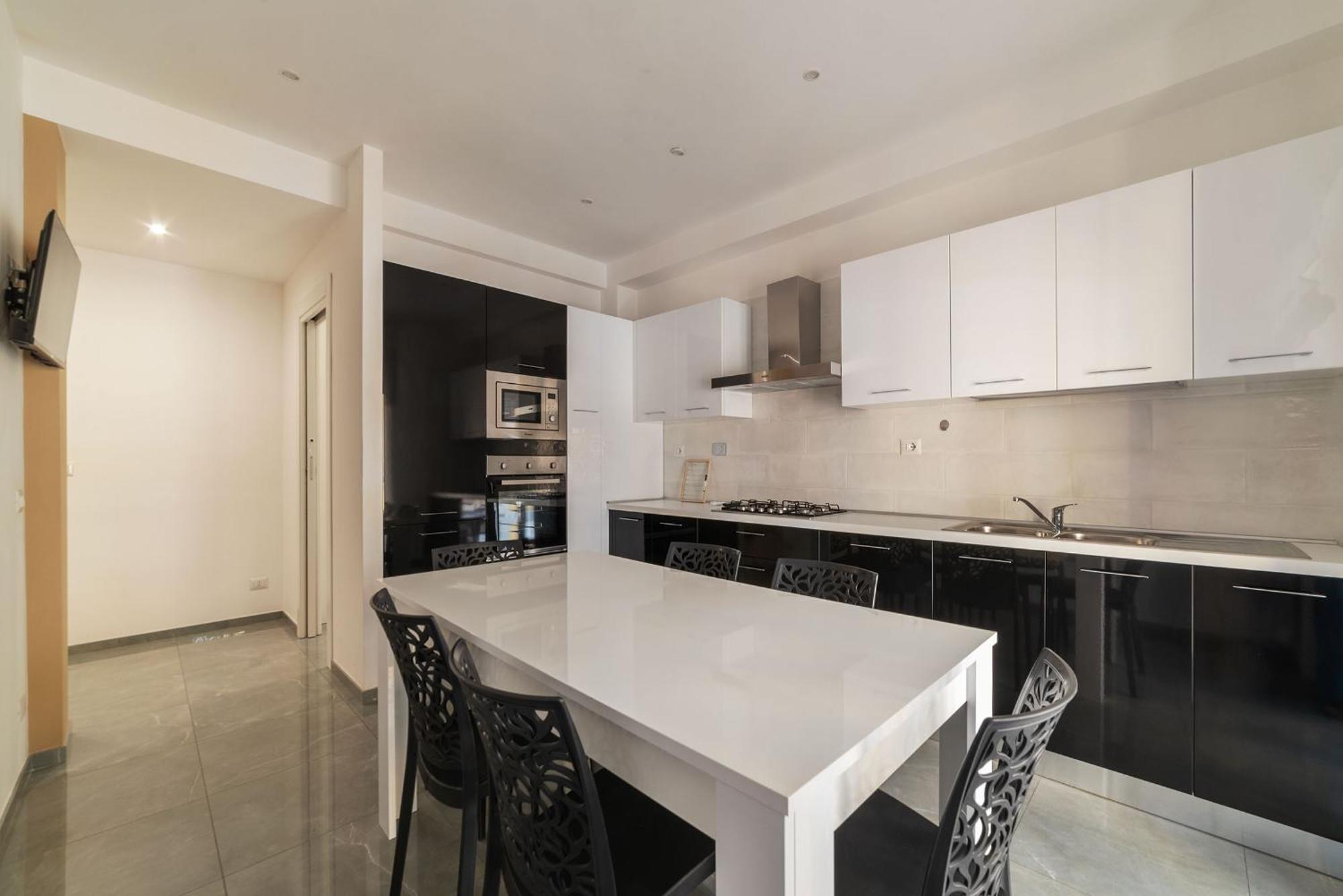Апартаменты Joivy Delightful 3-Bed Flat With Balcony Рим Экстерьер фото