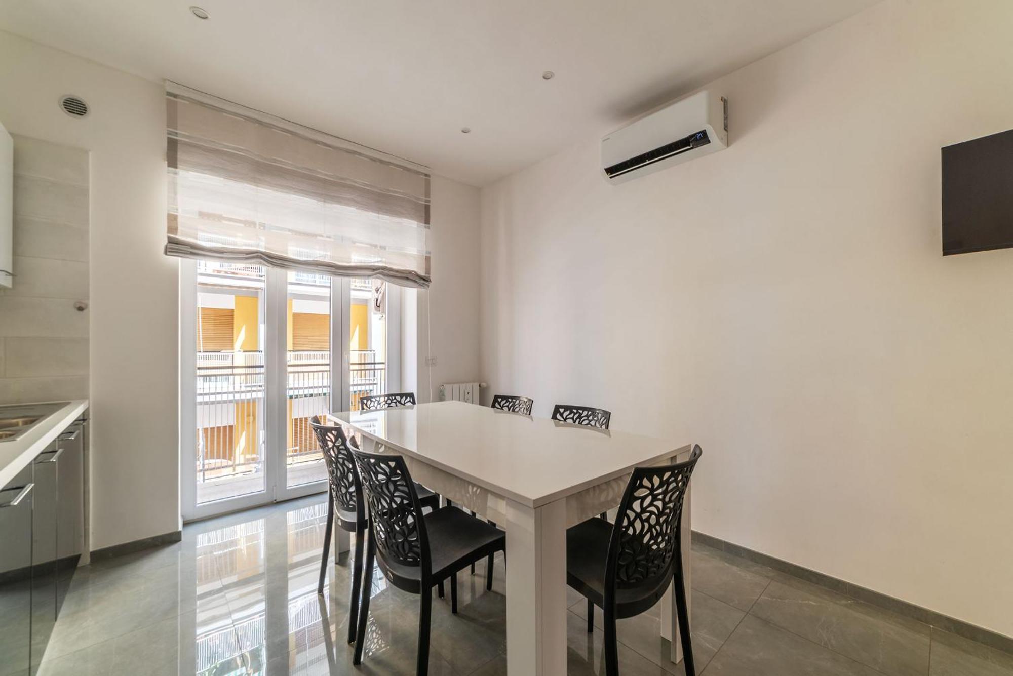 Апартаменты Joivy Delightful 3-Bed Flat With Balcony Рим Экстерьер фото